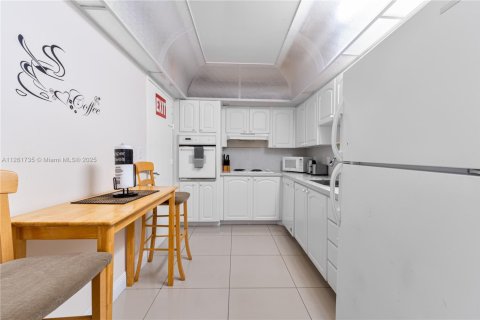 Copropriété à vendre à Hollywood, Floride: 1 chambre, 81.2 m2 № 1864152 - photo 16