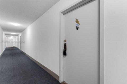 Снять в аренду квартиру в Норт-Майами-Бич, Флорида 1 спальня, 66.89м2, № 1986190 - фото 3