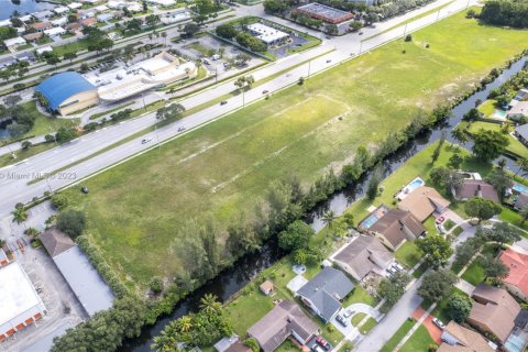 Propiedad comercial en venta en Lauderhill, Florida № 1703738 - foto 11