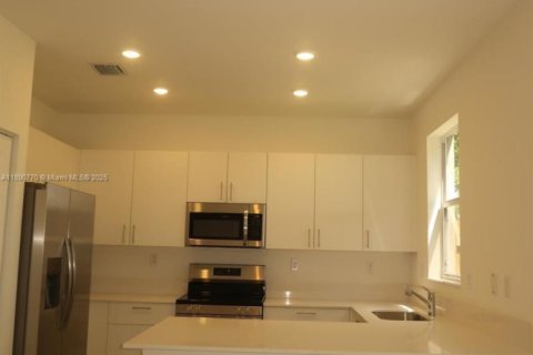 Adosado en alquiler en Homestead, Florida, 3 dormitorios № 1945403 - foto 4