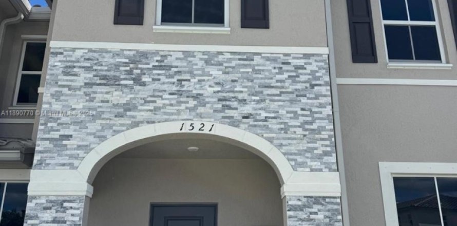 Adosado en Homestead, Florida 3 dormitorios № 1945403