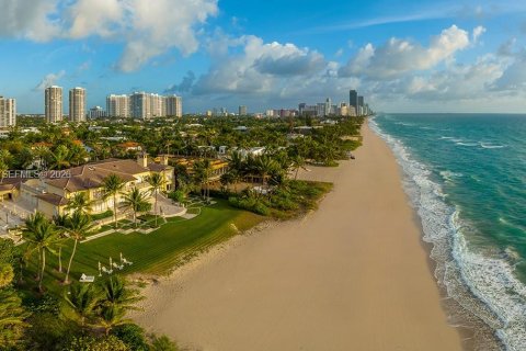 House in Golden Beach, Florida 13 bedrooms, 2201.32 sq.m. № 2046430 - photo 17