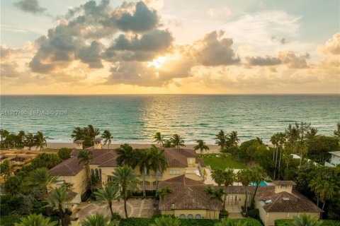 House in Golden Beach, Florida 13 bedrooms, 2201.32 sq.m. № 2046430