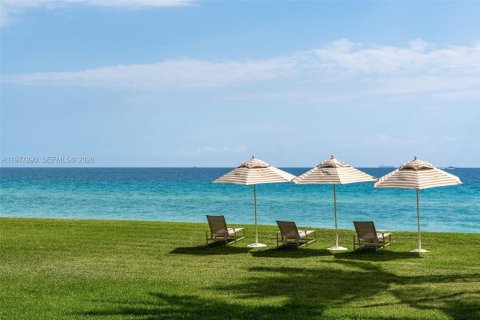 House in Golden Beach, Florida 13 bedrooms, 2201.32 sq.m. № 2046430 - photo 2