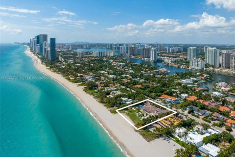 House in Golden Beach, Florida 13 bedrooms, 2201.32 sq.m. № 2046430 - photo 14