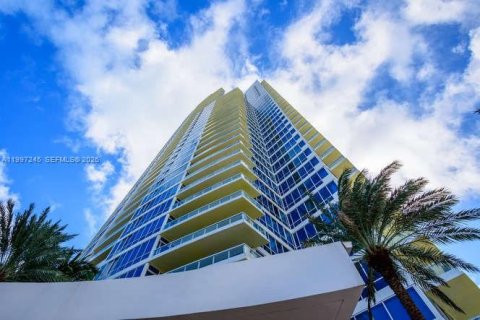 Condo in Miami Beach, Florida, 2 bedrooms № 2243326 - photo 30