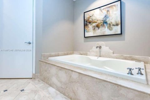 Condo in Miami Beach, Florida, 2 bedrooms № 2243326 - photo 13
