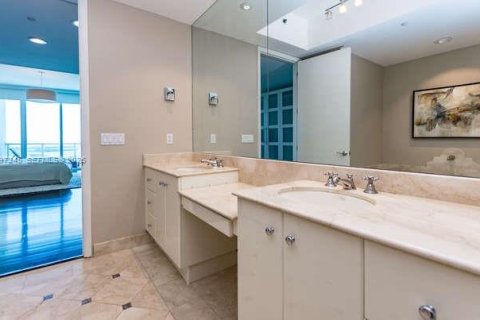 Condo in Miami Beach, Florida, 2 bedrooms № 2243326 - photo 15