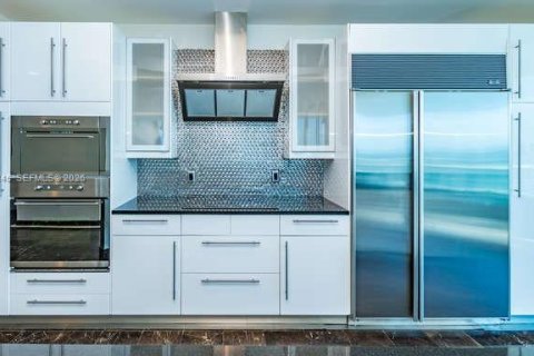 Condo in Miami Beach, Florida, 2 bedrooms № 2243326 - photo 9