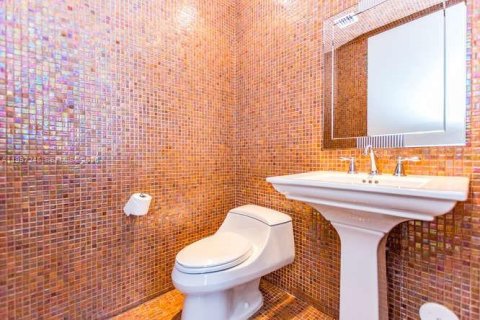 Condo in Miami Beach, Florida, 2 bedrooms № 2243326 - photo 18