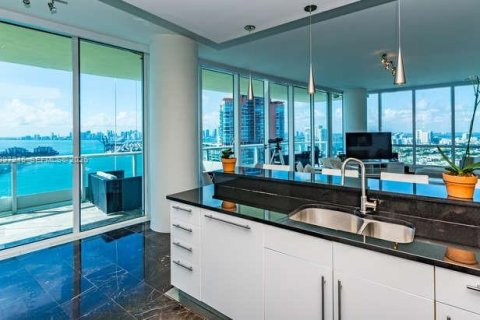 Condo in Miami Beach, Florida, 2 bedrooms № 2243326 - photo 12