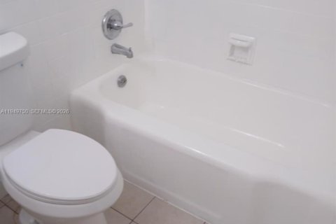 Снять в аренду виллу или дом в Майами, Флорида 1 спальня, 696.21м2, № 2005532 - фото 4