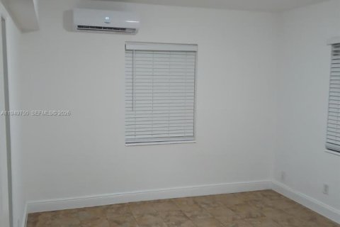 Снять в аренду виллу или дом в Майами, Флорида 1 спальня, 696.21м2, № 2005532 - фото 5