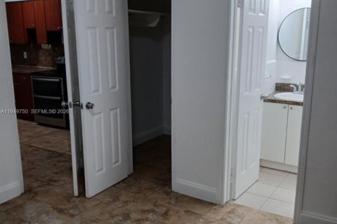 Снять в аренду виллу или дом в Майами, Флорида 1 спальня, 696.21м2, № 2005532 - фото 8