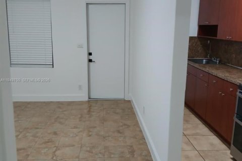 Снять в аренду виллу или дом в Майами, Флорида 1 спальня, 696.21м2, № 2005532 - фото 2