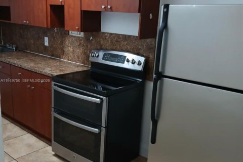 Снять в аренду виллу или дом в Майами, Флорида 1 спальня, 696.21м2, № 2005532 - фото 3