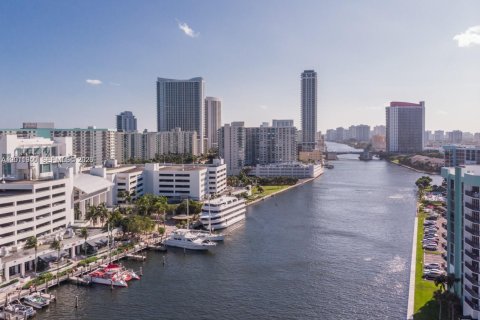 Condominio en alquiler en Hallandale Beach, Florida, 2 dormitorios, 132.85 m2 № 2074939 - foto 2