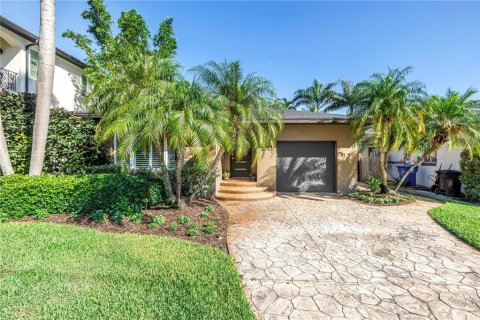 House in Saint Petersburg, Florida 2 bedrooms, 121.98 sq.m. № 1793482 - photo 1