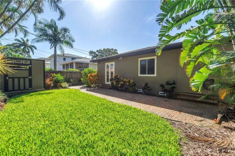 House in Saint Petersburg, Florida 2 bedrooms, 121.98 sq.m. № 1793482 - photo 24
