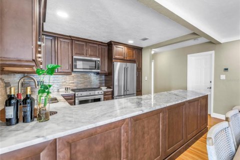 House in Saint Petersburg, Florida 2 bedrooms, 121.98 sq.m. № 1793482 - photo 12
