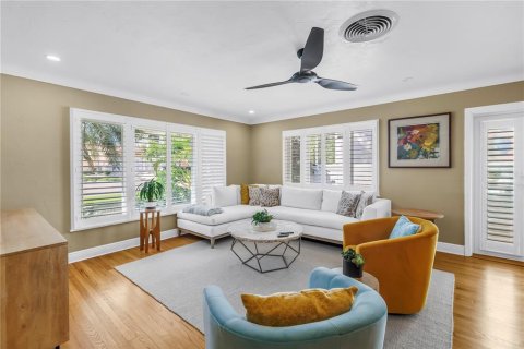 House in Saint Petersburg, Florida 2 bedrooms, 121.98 sq.m. № 1793482 - photo 5