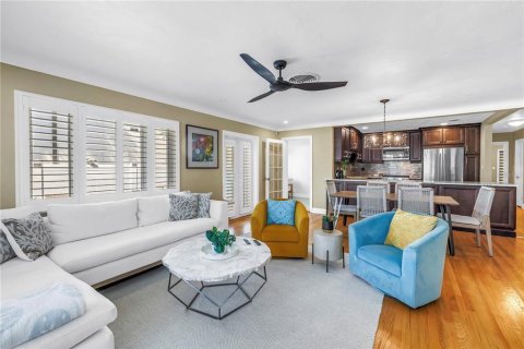 House in Saint Petersburg, Florida 2 bedrooms, 121.98 sq.m. № 1793482 - photo 7