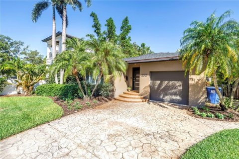 House in Saint Petersburg, Florida 2 bedrooms, 121.98 sq.m. № 1793482 - photo 3