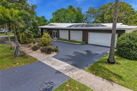 House in Hollywood, Florida 4 bedrooms, 255.39 sq.m. № 2080742