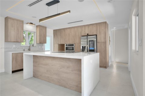 House in Hollywood, Florida 4 bedrooms, 255.39 sq.m. № 2080742 - photo 8