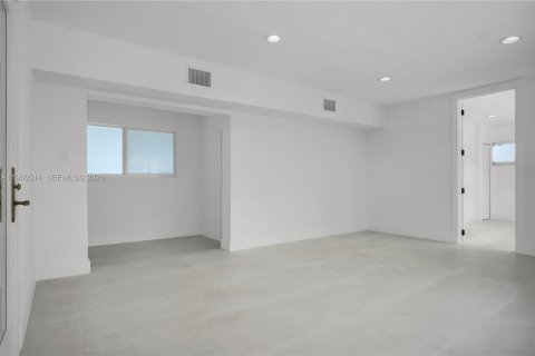 House in Hollywood, Florida 4 bedrooms, 255.39 sq.m. № 2080742 - photo 21