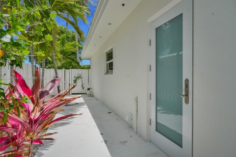House in Hollywood, Florida 4 bedrooms, 255.39 sq.m. № 2080742 - photo 25