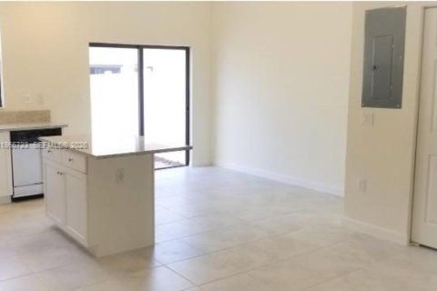 Casa en alquiler en Hialeah, Florida, 3 dormitorios, 123.75 m2 № 2029587 - foto 2