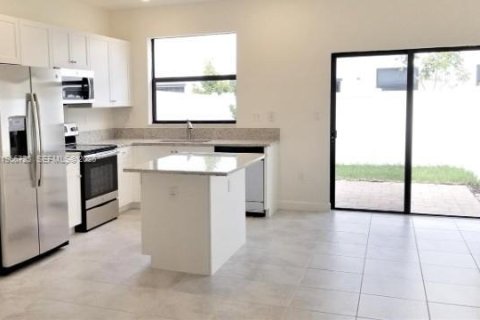 Casa en alquiler en Hialeah, Florida, 3 dormitorios, 123.75 m2 № 2029587 - foto 4