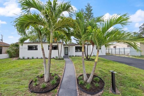 House in Miami Gardens, Florida 3 bedrooms, 166.76 sq.m. № 1994681 - photo 1