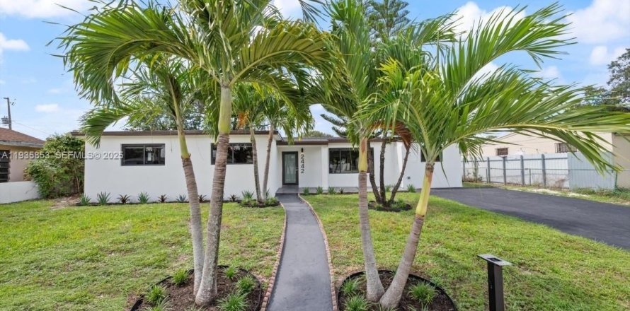 House in Miami Gardens, Florida 3 bedrooms, 166.76 sq.m. № 1994681