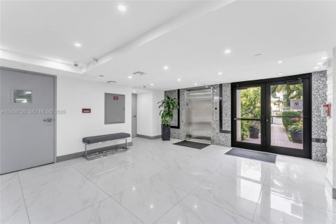 Condominio en venta en Sunny Isles Beach, Florida, 1 dormitorio, 71.26 m2 № 2152637 - foto 12
