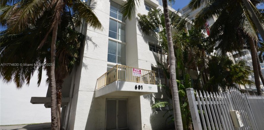 Commercial property in Miami, Florida № 1868137