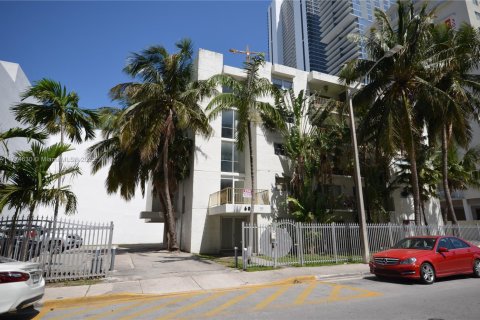 Commercial property in Miami, Florida № 1868137 - photo 2