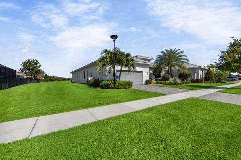 House in Westlake, Florida 3 bedrooms, 275.55 sq.m. № 2088018 - photo 15