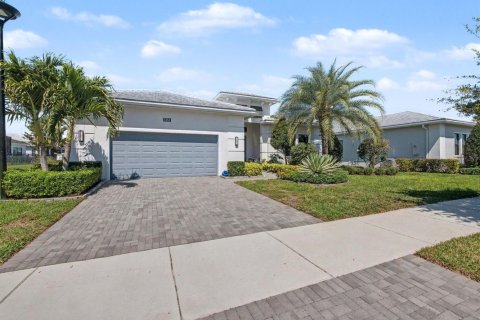 House in Westlake, Florida 3 bedrooms, 275.55 sq.m. № 2088018 - photo 13