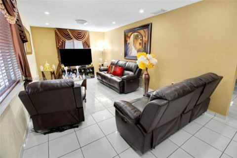 House in Miami, Florida 3 bedrooms, 125.51 sq.m. № 2152912 - photo 7