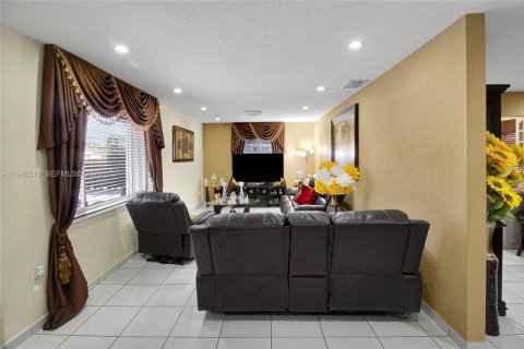 House in Miami, Florida 3 bedrooms, 125.51 sq.m. № 2152912 - photo 14