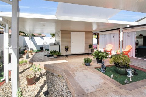 House in Miami, Florida 3 bedrooms, 125.51 sq.m. № 2152912 - photo 8