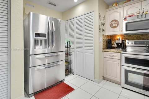 House in Miami, Florida 3 bedrooms, 125.51 sq.m. № 2152912 - photo 3