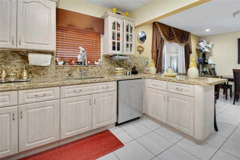 House in Miami, Florida 3 bedrooms, 125.51 sq.m. № 2152912 - photo 15