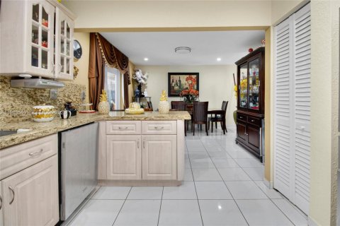 House in Miami, Florida 3 bedrooms, 125.51 sq.m. № 2152912 - photo 18