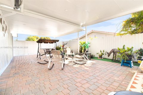 House in Miami, Florida 3 bedrooms, 125.51 sq.m. № 2152912 - photo 6