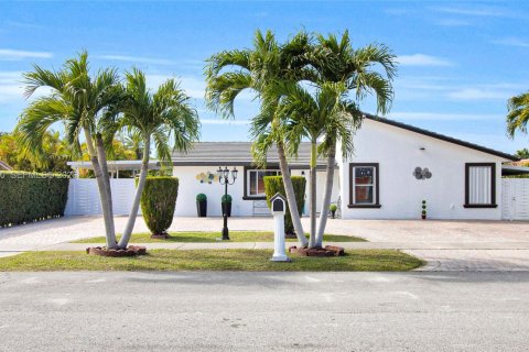 House in Miami, Florida 3 bedrooms, 125.51 sq.m. № 2152912 - photo 1
