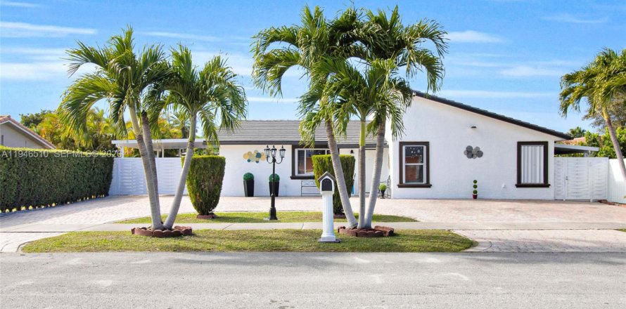 House in Miami, Florida 3 bedrooms, 125.51 sq.m. № 2152912