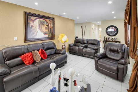 House in Miami, Florida 3 bedrooms, 125.51 sq.m. № 2152912 - photo 23